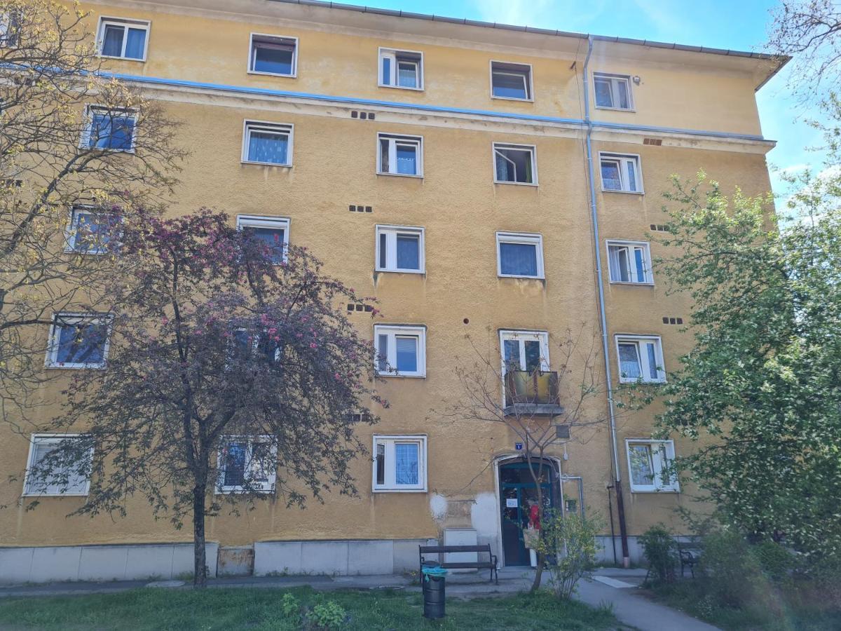 Tatabanya Ujvarosi Lakas Exteriör bild